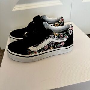 Girls vans brand new size 12.5 with Velcro